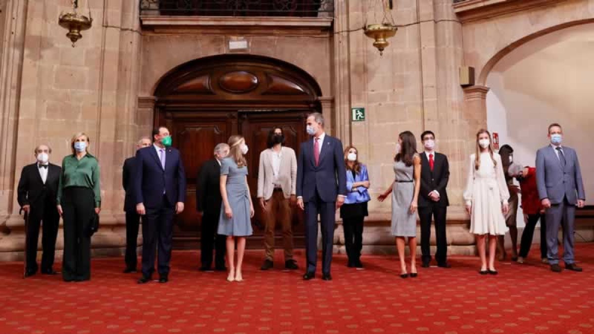 Los reyes Felipe y Letizia junto a la princesa Leonor y la infanta Sofía posan con el presidente de Asturias, Adrián Barbón a su llegada a la audiencia a los galardonados con las