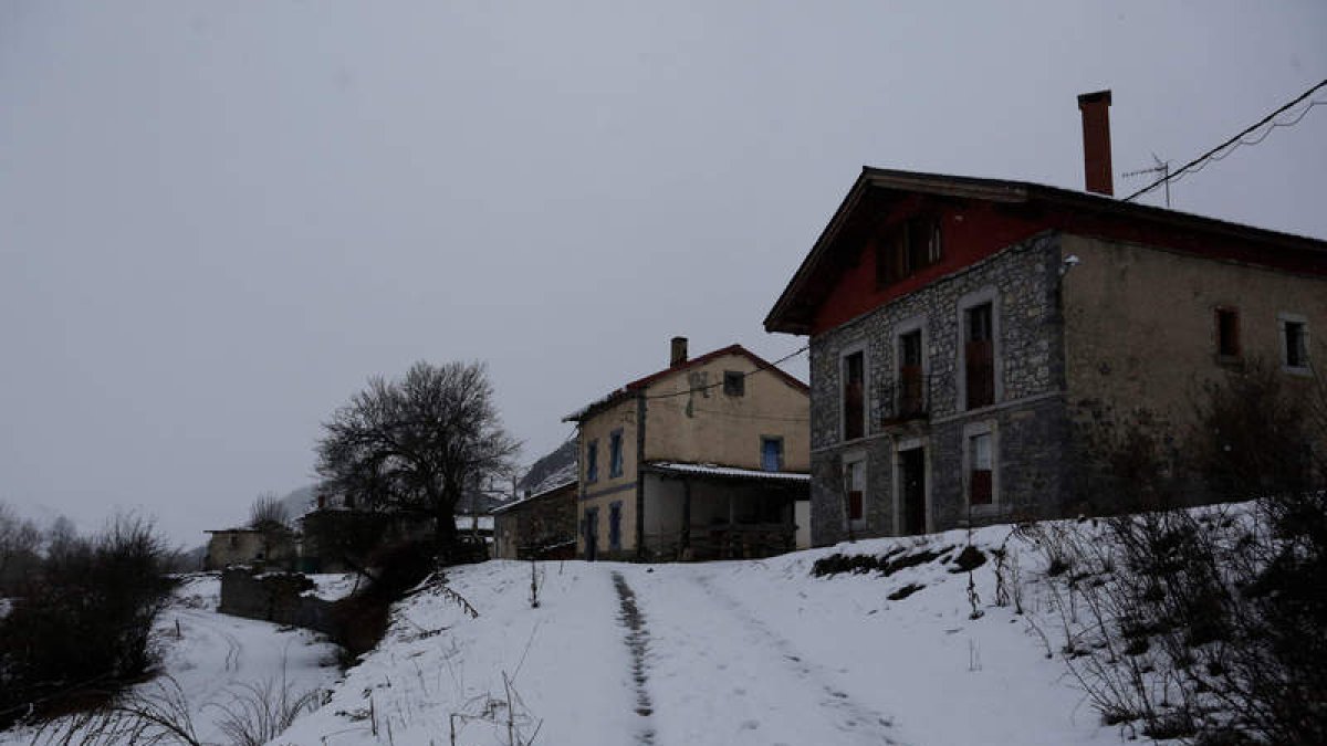 Algunas de las casas situadas por debajo de la cuota 1.103. SECUNDINO PÉREZ