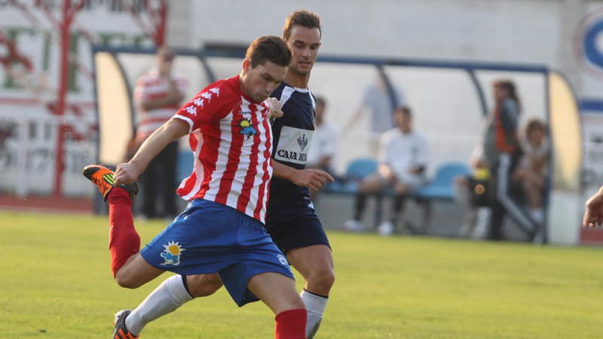 El Atlético Bembibre chocó contra un muro y contra el colegiado de turno.