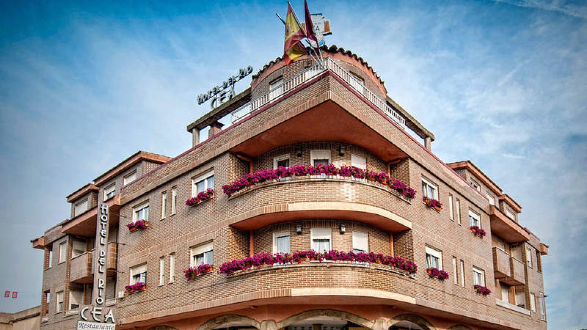 Fachada principal y estancias del Hotel Río Cea, en Puente Almuhey