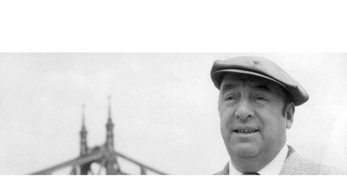 Neruda en 1956 en Budapest, con el puente de la libertad sobre el Danubio al fondo.