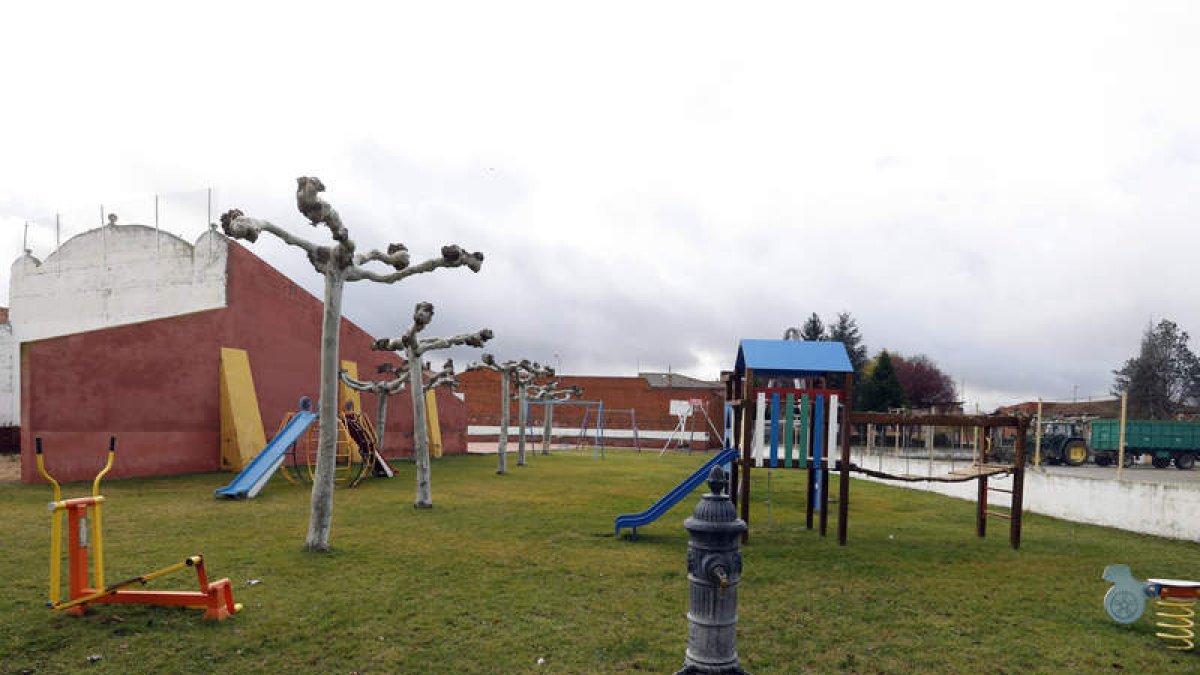 Varias vistas de la localidad de Urdiales del Páramo, cabecera del municipio que cuenta con una bonita iglesia, escuela abierta y varios espacios verdes que contrastan con el páramo en el que se enclava este rincón de la provincia.