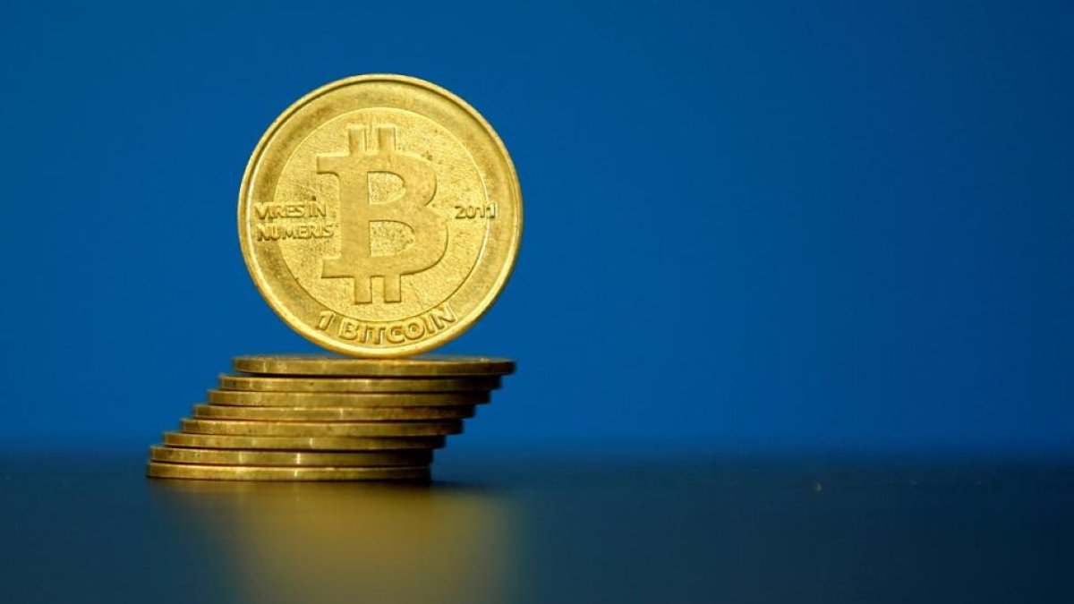 Foto de una ilustración de un bitcoin tomada en La Maison du Bitcoin in Paris