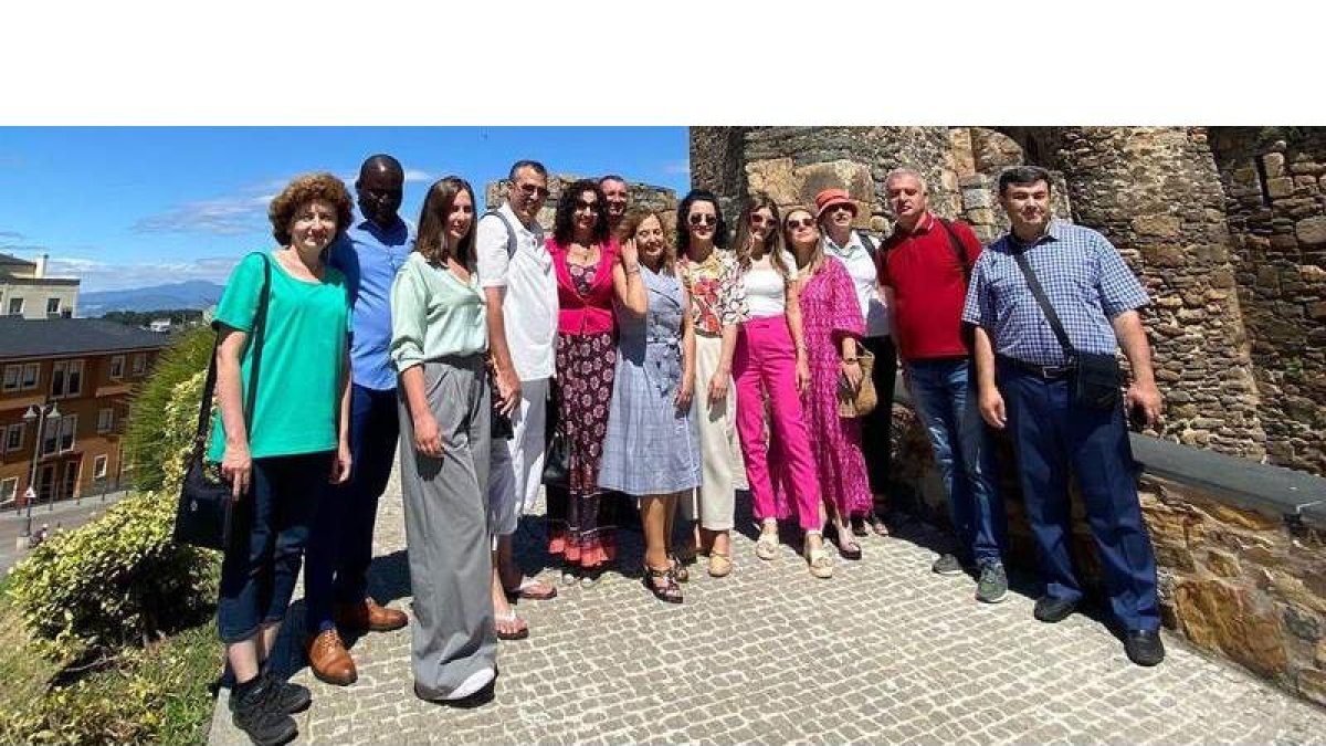 Integrantes del encuentro internacional en el Castillo. DL
