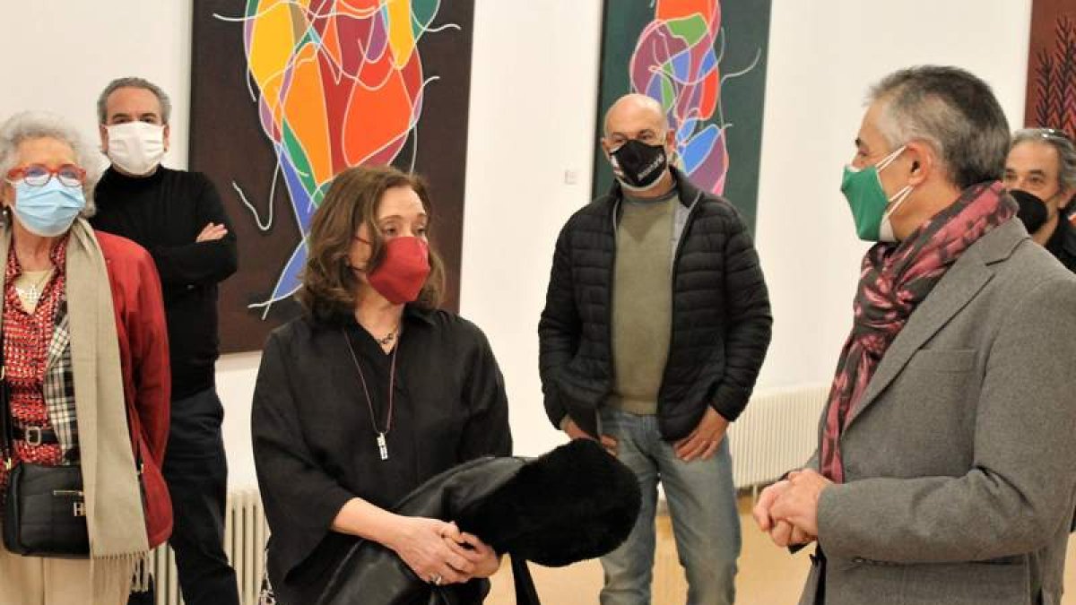 La exposición de la Fundación Merayo reunió a artistas y representantes de la ULE. DL