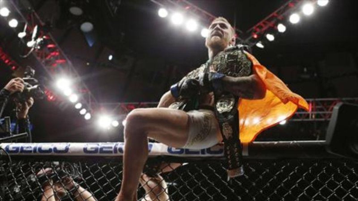 Conor McGregor posa sobre la reja del octógono del Madison Square Garden, tras conquistar el título mundial del UFC 205.