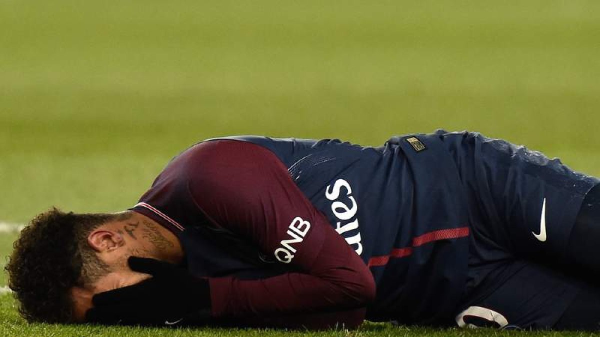 Neymar acabó lesionado frente al Marsella y será baja ante el Real Madrid. CHRISTOPHE PETIT TESSON