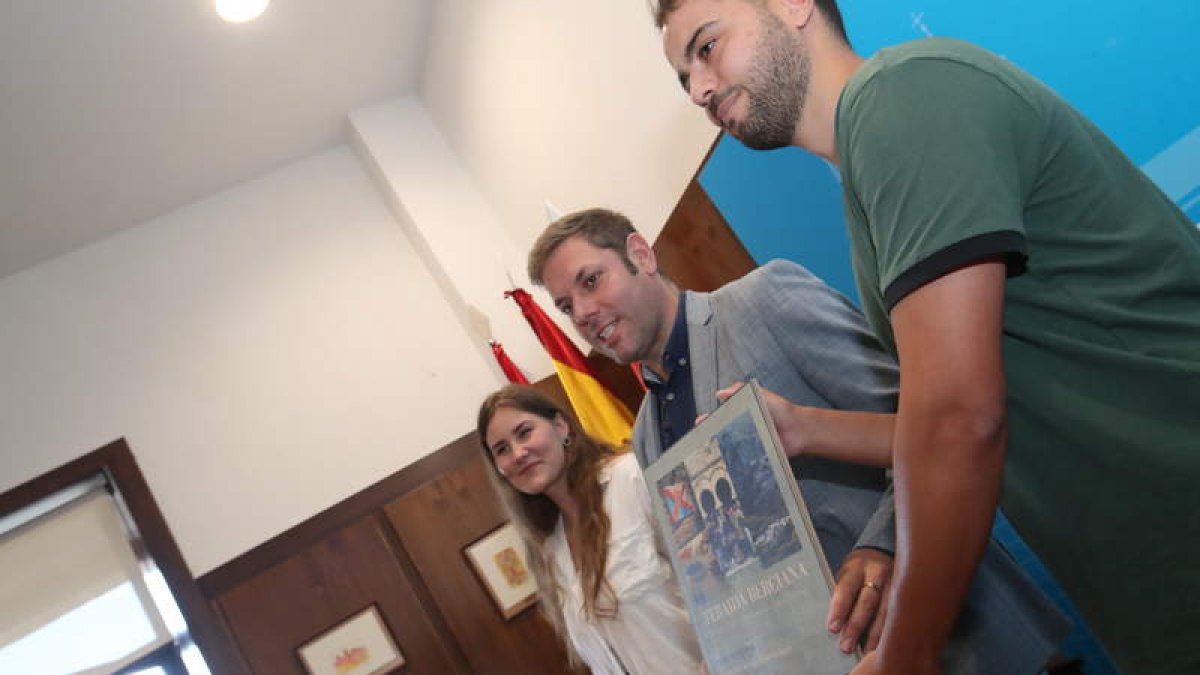 Iván Alonso, en el centro, junto a los promotores de la iniciativa. ANA F. BARREDO