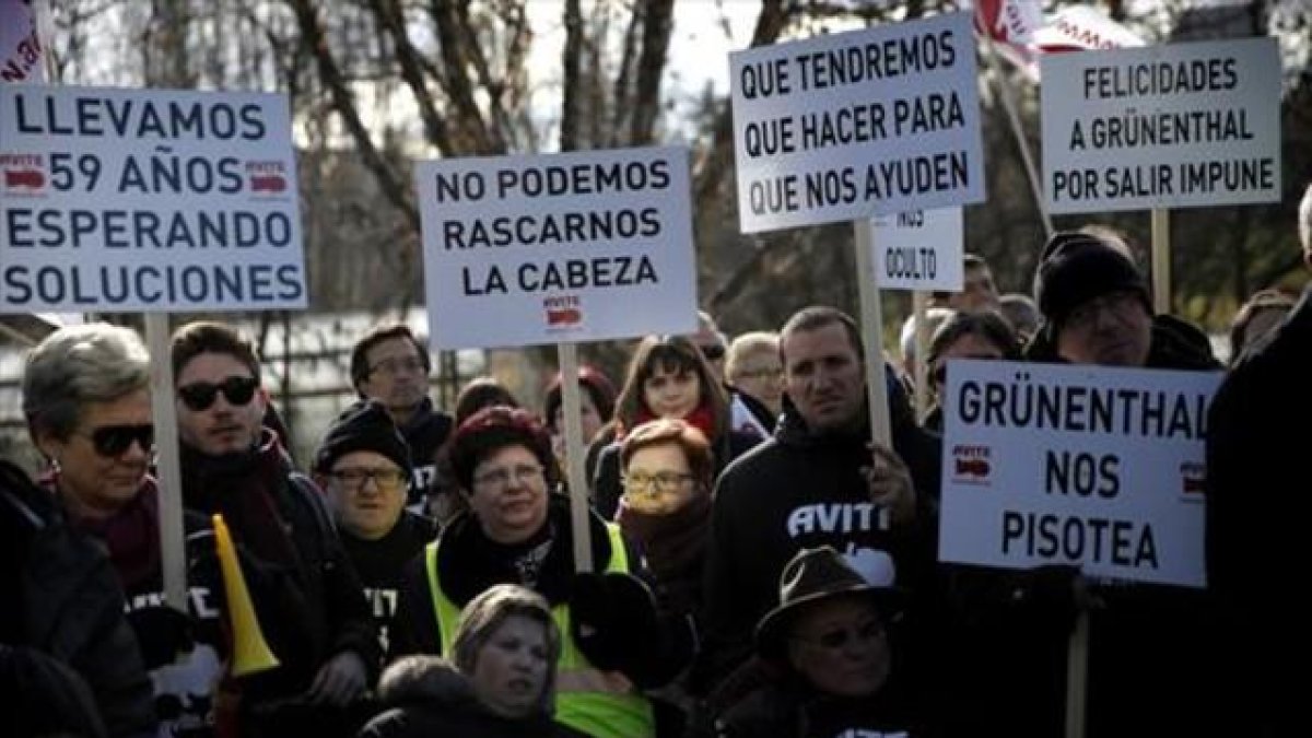 Víctimas de la talidomida reclaman una indemnización en las inmediaciones del palacio de la Moncloa, en Madrid.