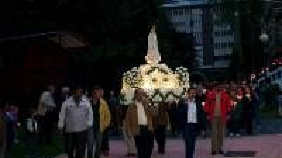 La comunidad portuguesa de Villablino celebró la procesión de las velas