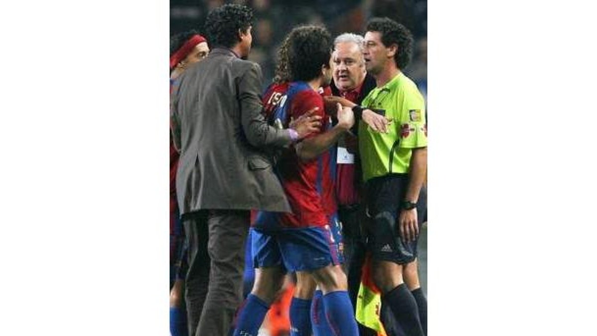 Puyol y Ronaldinho protestan a Iturralde y a Rafa Guerrero en un Barça-Zaragoza.