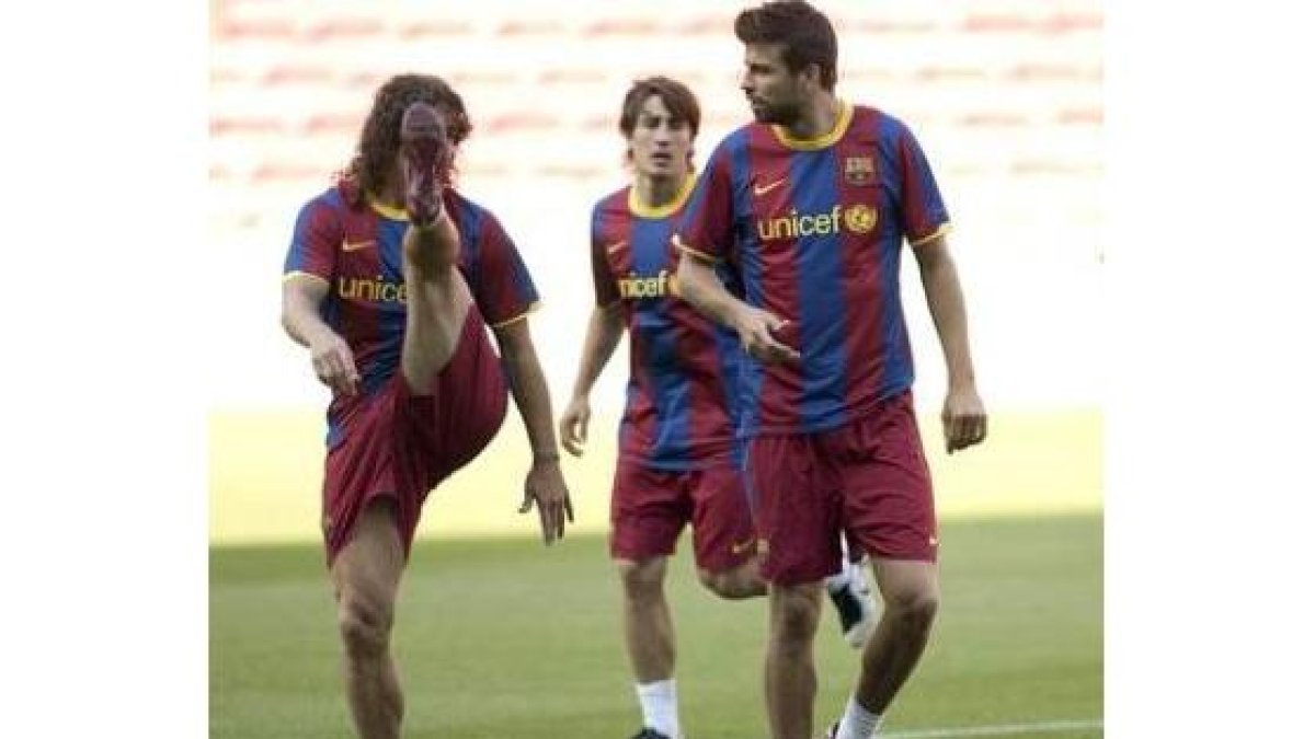 Puyol, Bojan y Piqué, durante el entrenamiento para preparar la final de la Liga de Campeones.