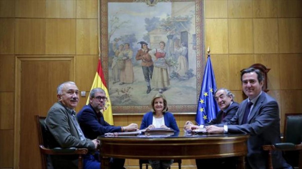 Josep Maria Álvarez (UGT), Unai Sordo (CCOO), la ministra FátimaBáñez, Juan Rosell (CEOE) y Antonio Garamendi (CEPYME), en una reciente reunion.