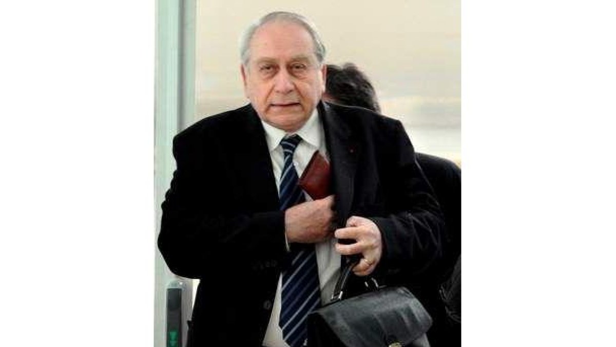 Paul-Louis Arslanian, investigador francés, llega al tribunal.