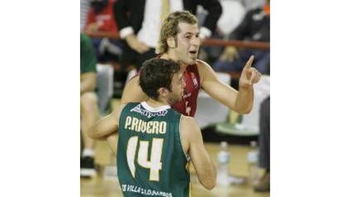Urko Otegui, en la foto con Pedro Rivero, realizó una nueva exhibición de su casta sobre la cancha