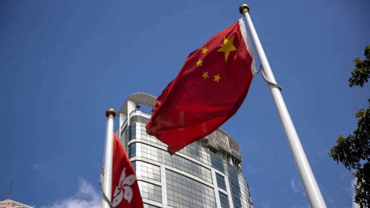 Las banderas de China y Hong Kong en la ciudad-estado. JEROME FAVRE