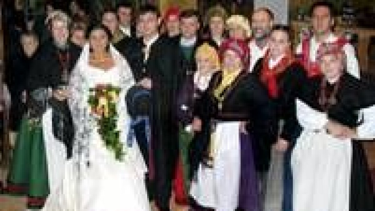 Los novios, Camino y Javier, acompañados por vecinos de Villacintor vestidos del traje regional