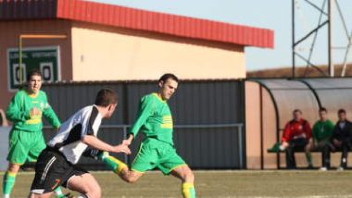 Horacio, a la izquierda, anima a un compañero a sacar el balón de atrás