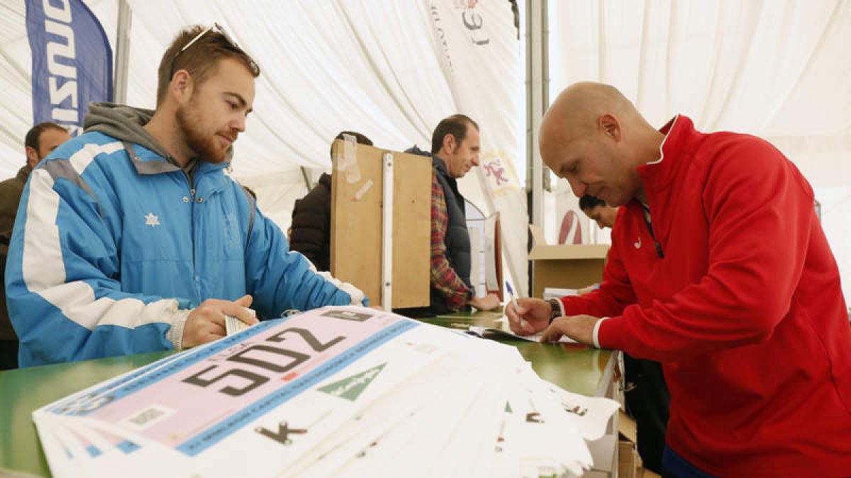 La carpa ubicada en la primera planta de El Corte Inglés albergó ayer la recogida de dorsales. Los más rezagados pueden hacerlo hoy en el Estadio Hispánico. FERNANDO OTERO