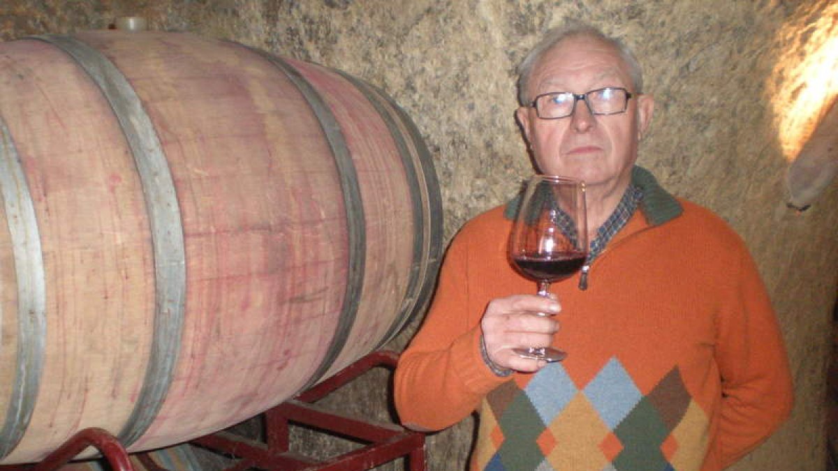 Pedro Casis, en la bodega en la que desarrolla su sabiduría enológica.