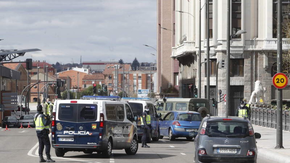 Un dispositivo policial durante el estado de alarma. RAMIRO