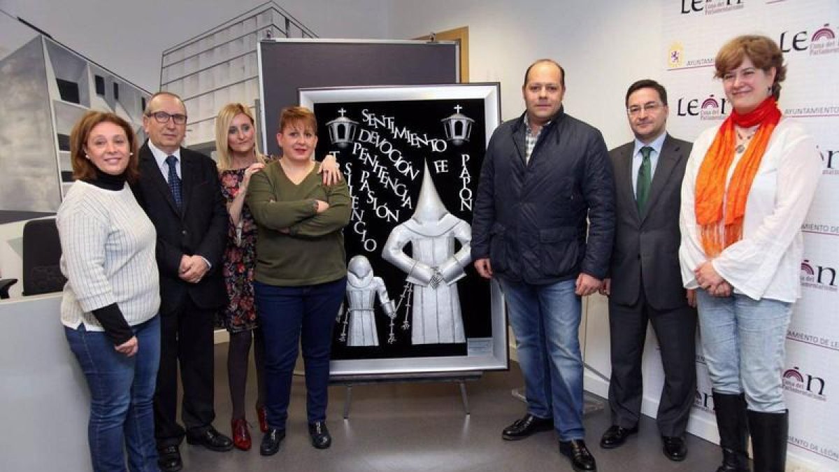 La concejala Aurora Baza, Félix Llorente (Asociación Leonesa de la Caridad), la fotógrafa Carqmen Coque, la artista Montserrat García, Ricardo Rodríguez (Ciento Volando), Manuel Ángel Fernández (cofradías) y la concejala Margarita Torres