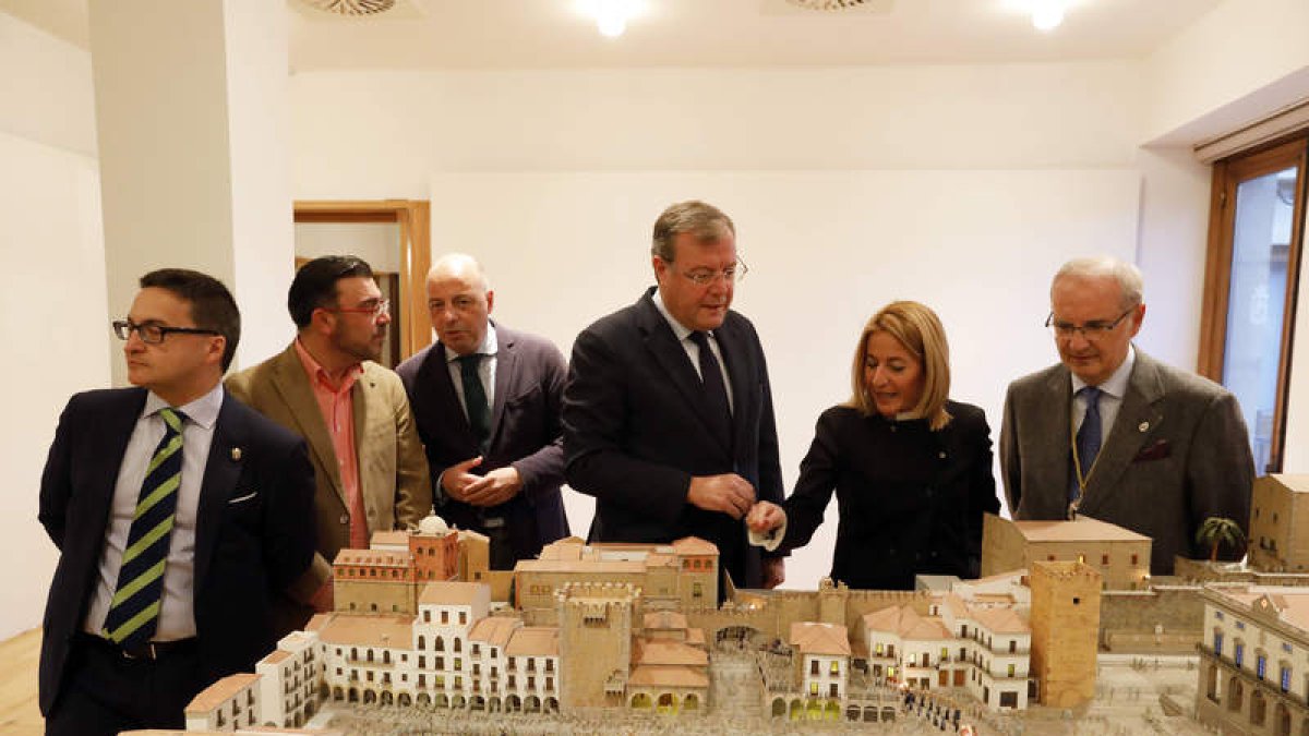 Silván y la alcaldesa de Cáceres, junto a miembros de las juntas mayores. FERNANDO OTERO PERANDONES