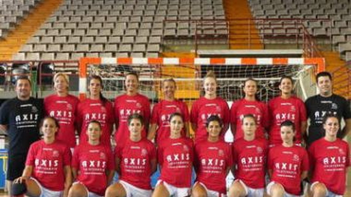 Las integrantes del Cleba junto al cuerpo técnico en su presentación en el Palacio de Deportes.