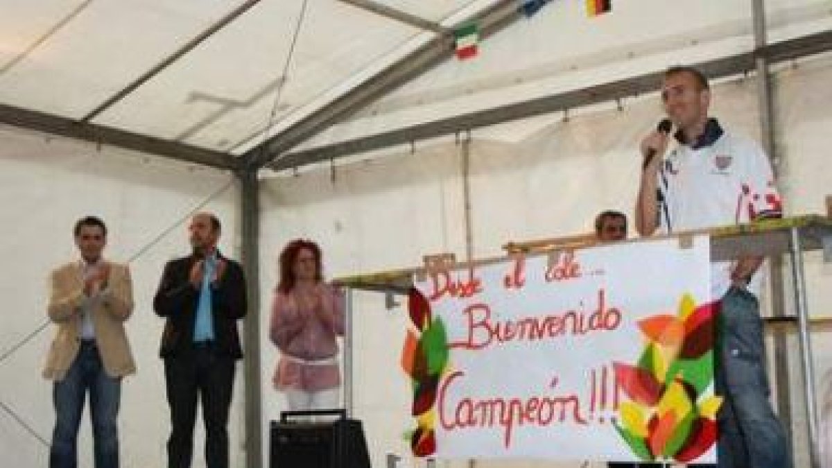 Momento en el que el deportista de Ciñera da el pregón.