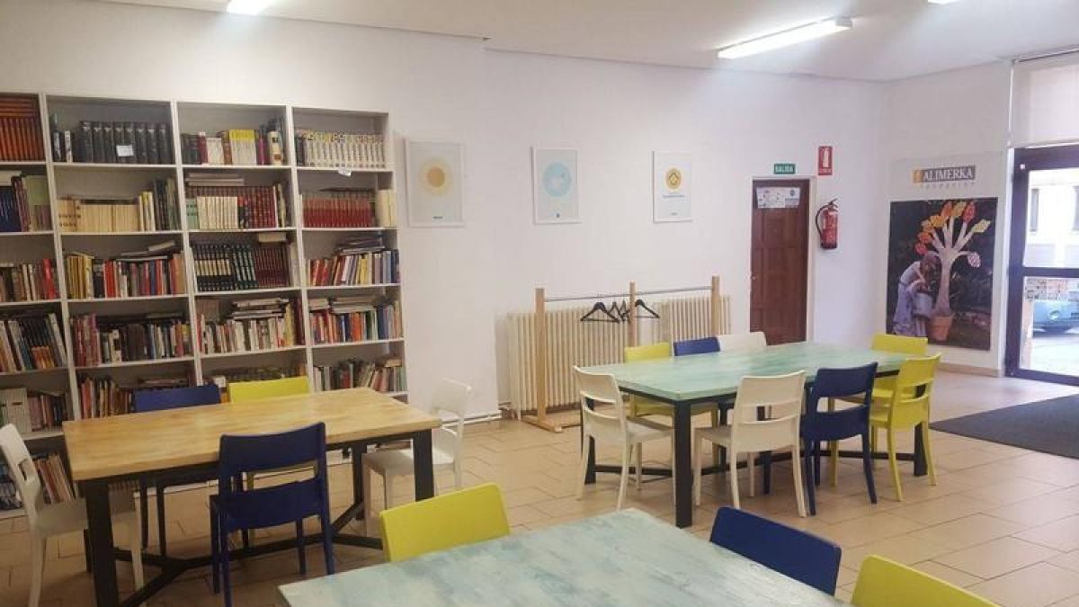 Aspecto del salón reformado y la biblioteca. DL