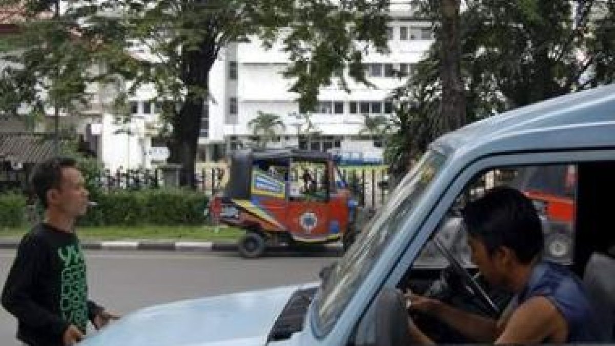 Dos hombres fuman en Indonesia, país que registra un estelar aumento de fumadores.