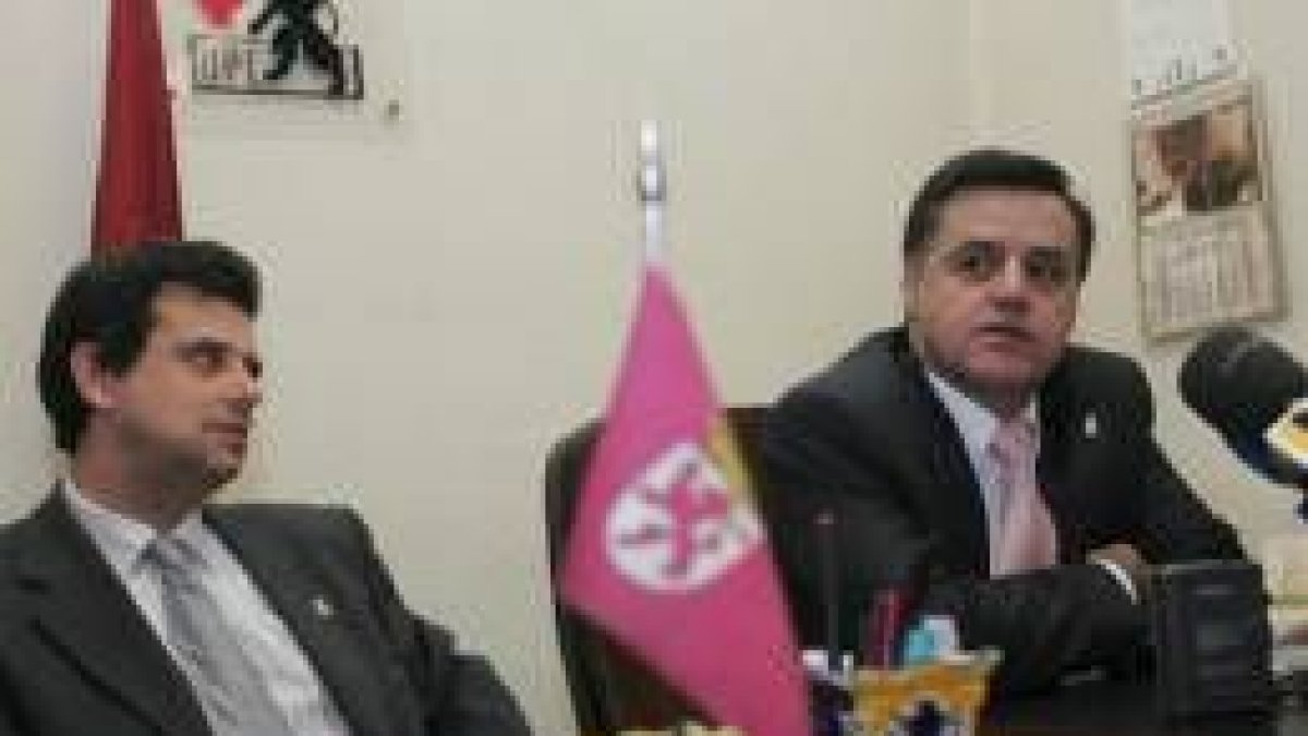 Los diputados Herrero Rubinat y García Bayón en la rueda de prensa de la UPL de ayer