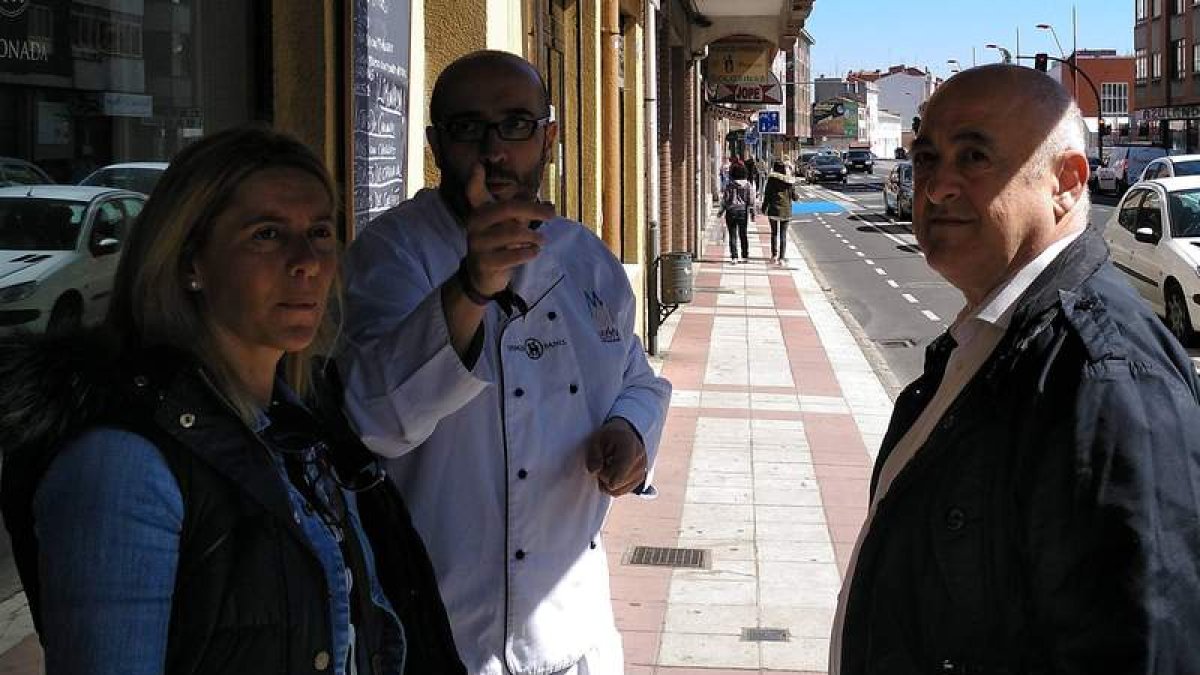 Noelia Álvarez y Chamorro, con un comerciante en Párroco. DL