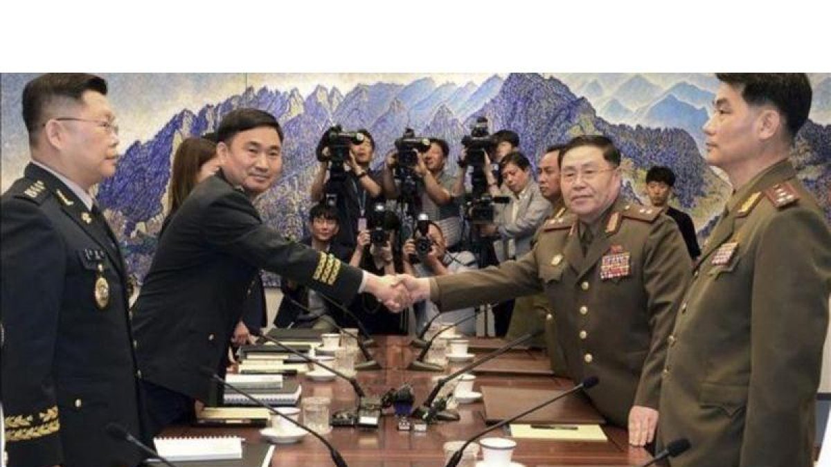 El general norcoreano An Ik San (derecha) da la mano a su homólogo surcoreano, Kim Do-gyun.
