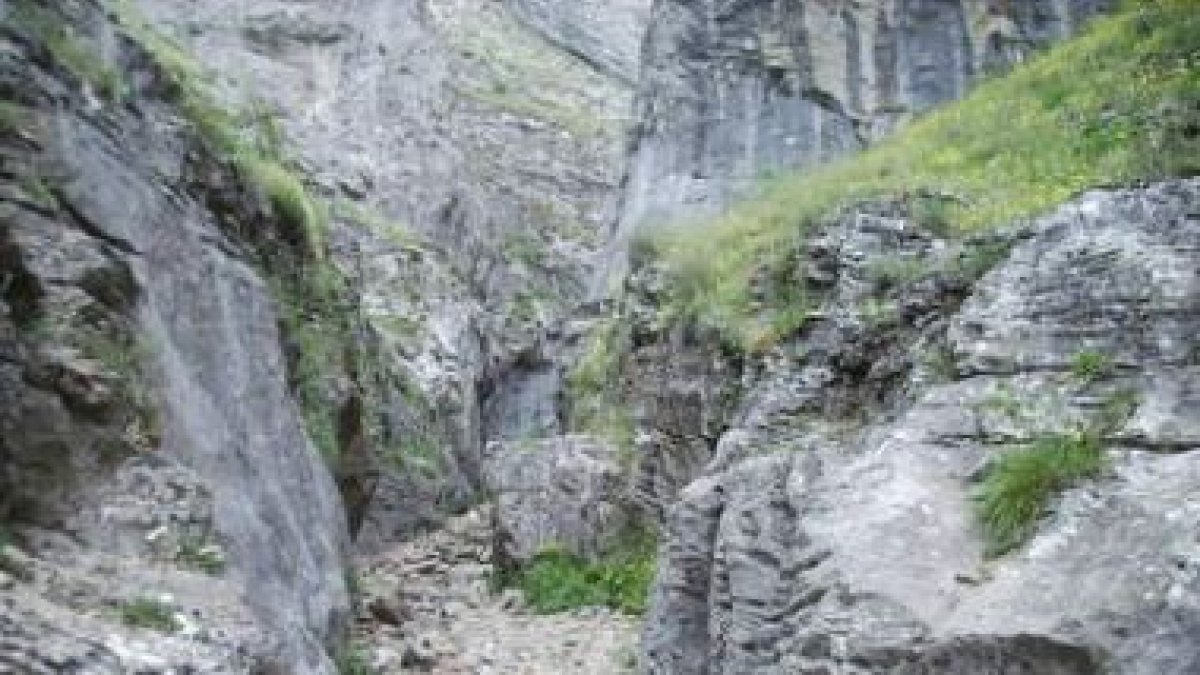 El desfiladero de la Ruta de los Calderones, paisaje en Piedrasecha y la entrada a la cueva.