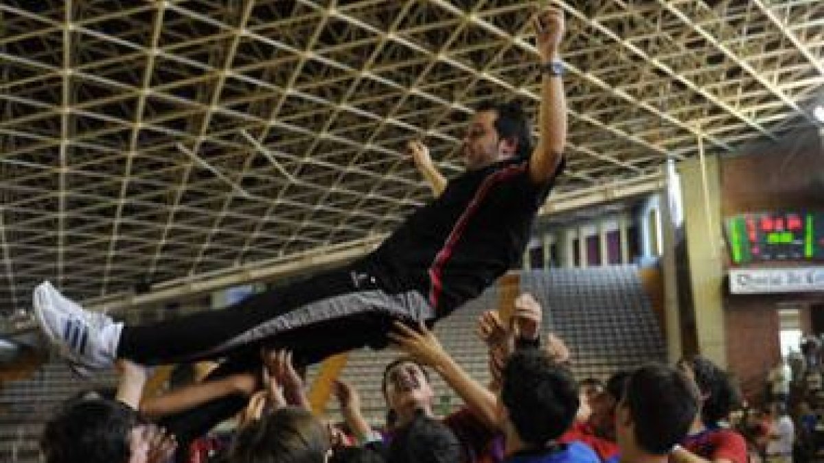 Los infantiles del EDM Ademar mantean a su técnico Jacobo Cuétara tras obtener el bronce.