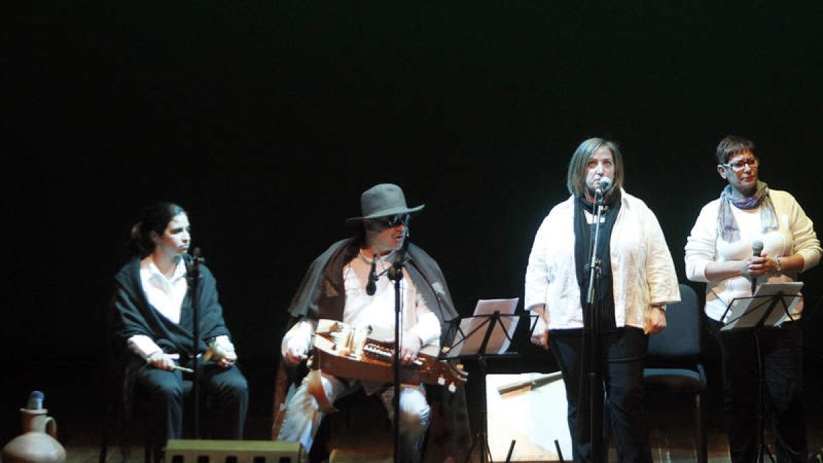 Un momento del concierto celebrado ayer a beneficio de Calor y Café, para ayudar a tan solidario servicio.