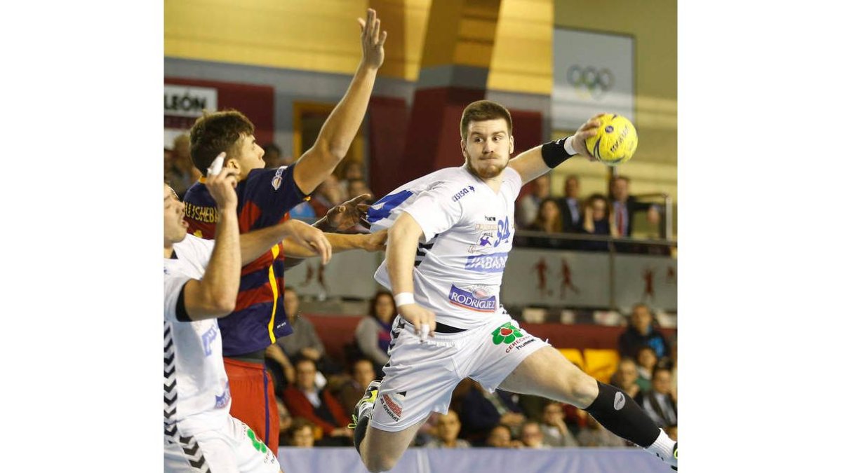 El croata Denis Tot tuvo minutos jugando de central y cumplió con dos goles.