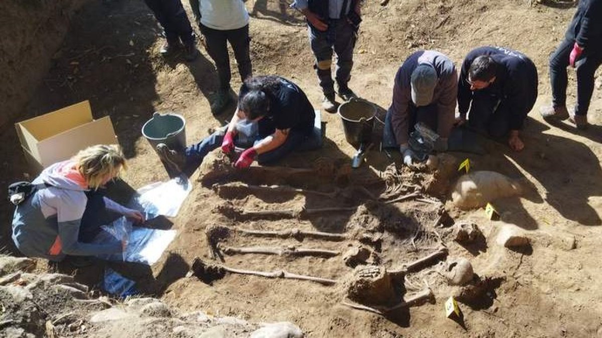 Momento de la exhumación del primer cuerpo tras aflorar los restos completos de Víctor, Alipio y Manuel en la fosa de Candemuela. GAITERO