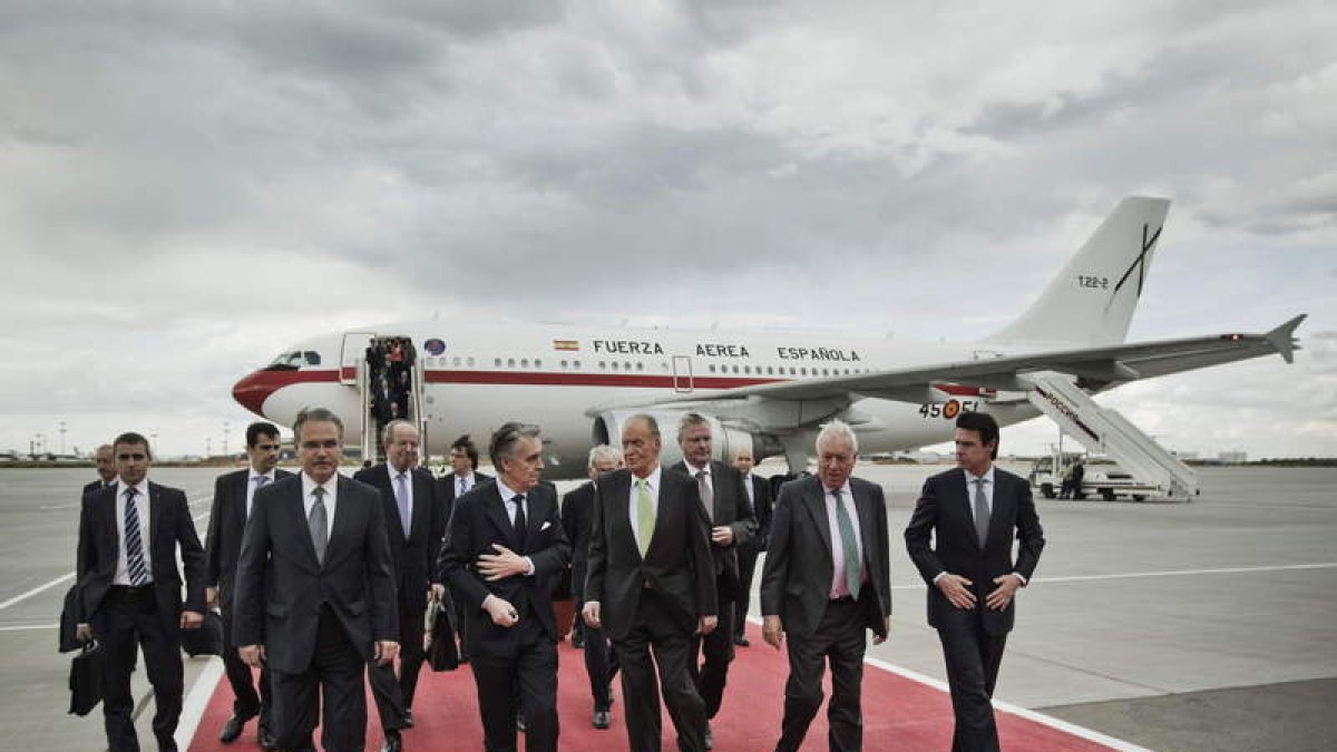 El rey en su llegada al aeropuerto de Moscú con los ministros de Exteriores y de Industria.