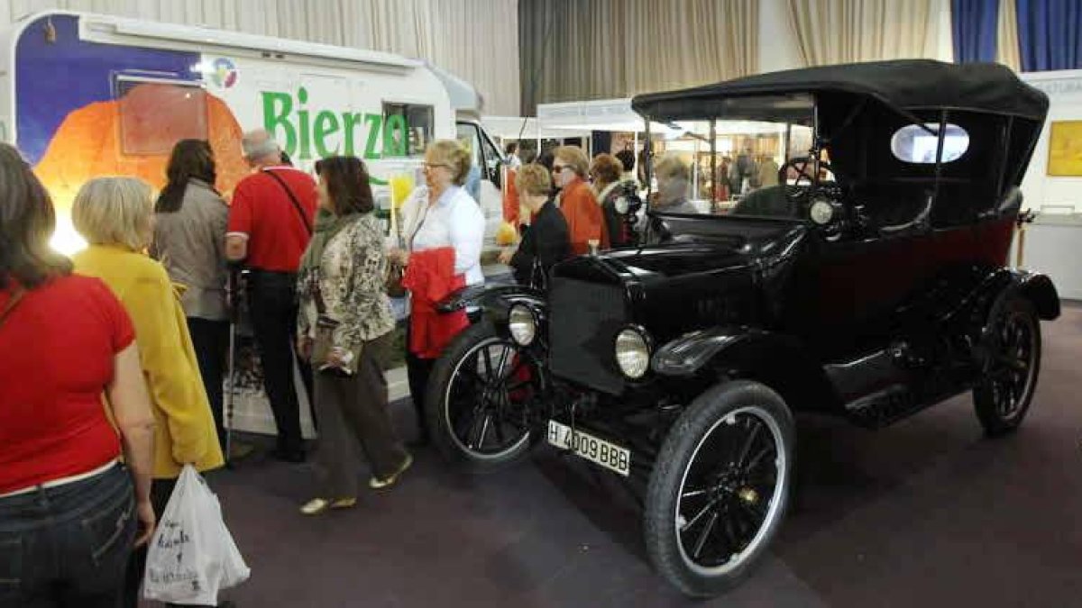 El expositor de la Ciuden ha exhibido un viejo Ford T adquirido para mostrar su motor.