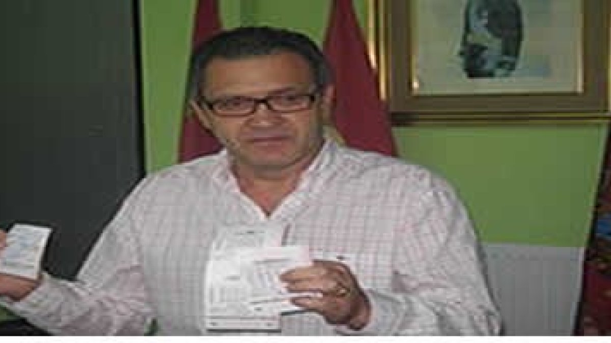 El alcalde de Cacabelos con los boletos sellados