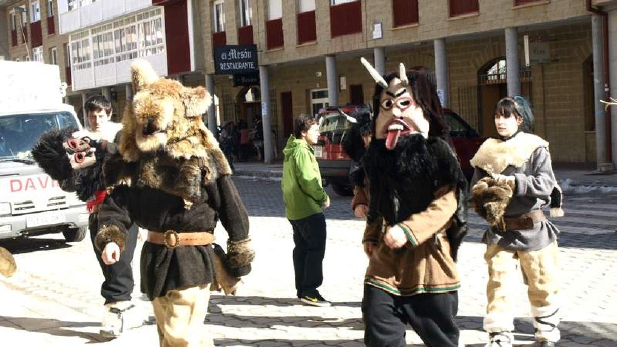 El desfile de la mojiganga por las calles de Riaño.