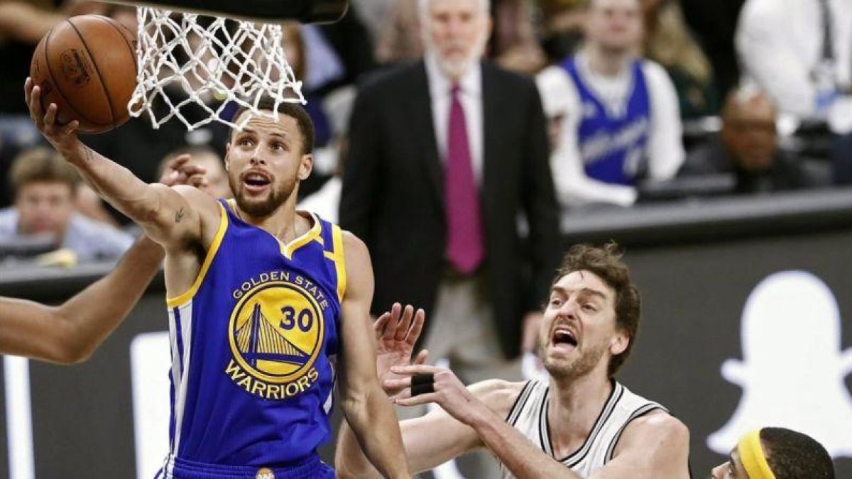 Pau Gasol (San Antonio) y Stephen Curry (Golden State) en la victoria de los Warriors.