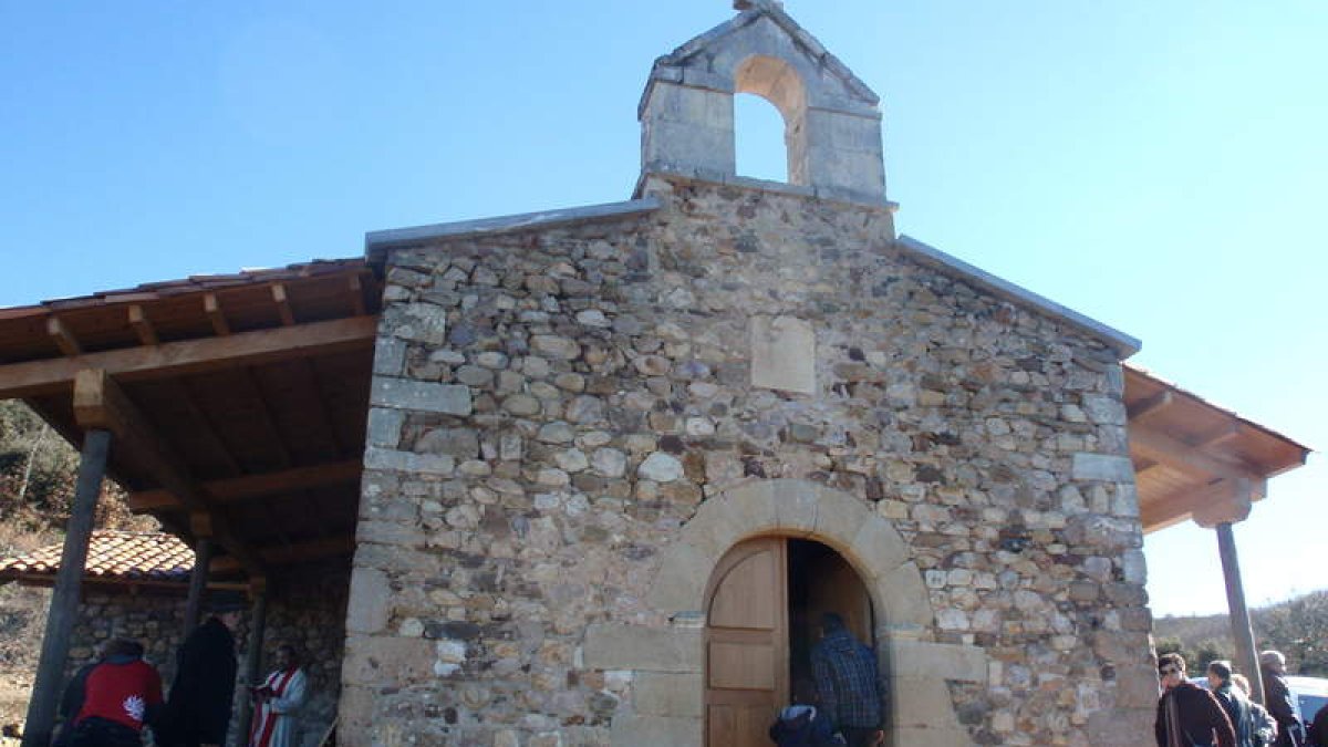 Pequeños y mayores acudieron a la reinauguración de la iglesia de San Tirso.