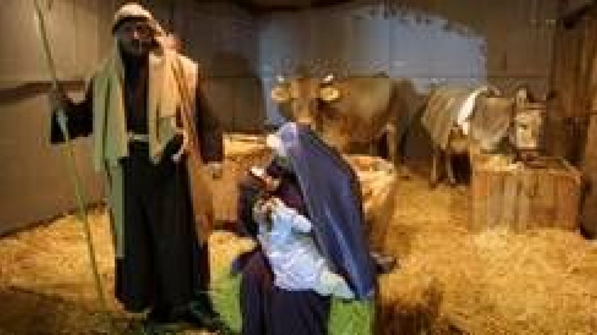 En la imagen María, José y el Niño en el pesebre que les cobijó del frío