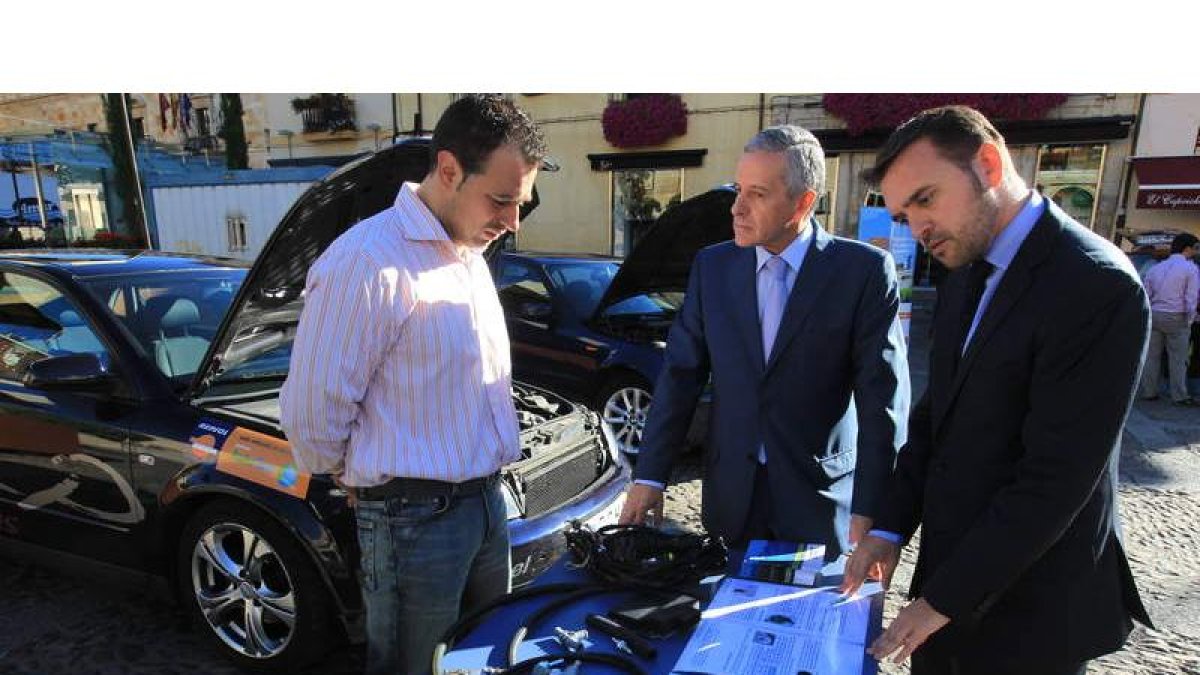 Gutiérrez y Gavilanes se informaron sobre los vehículos eléctricos e híbridos.