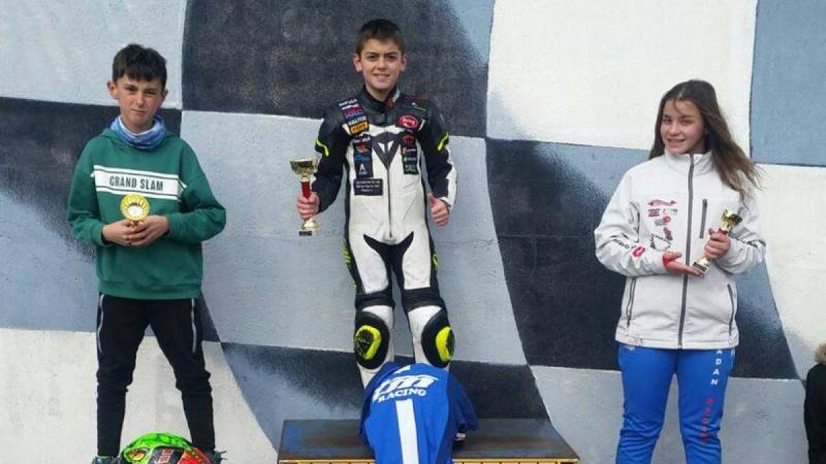 Sergio González, en lo más alto del podio de Kartpetania escoltado por Marco García y María Iglesias. DL