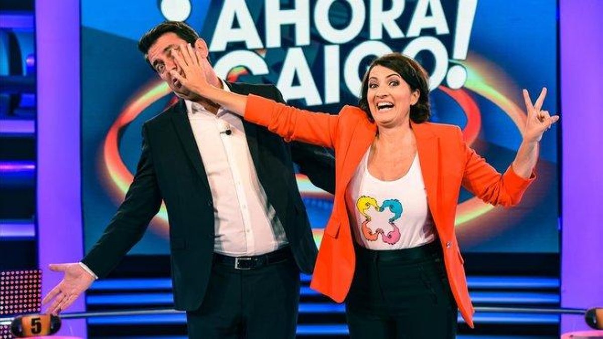 Arturo Valls y Sílvia Abril, durante el desenfadado cambio de mando en el concurso de A-3 ¡Ahora caigo!.