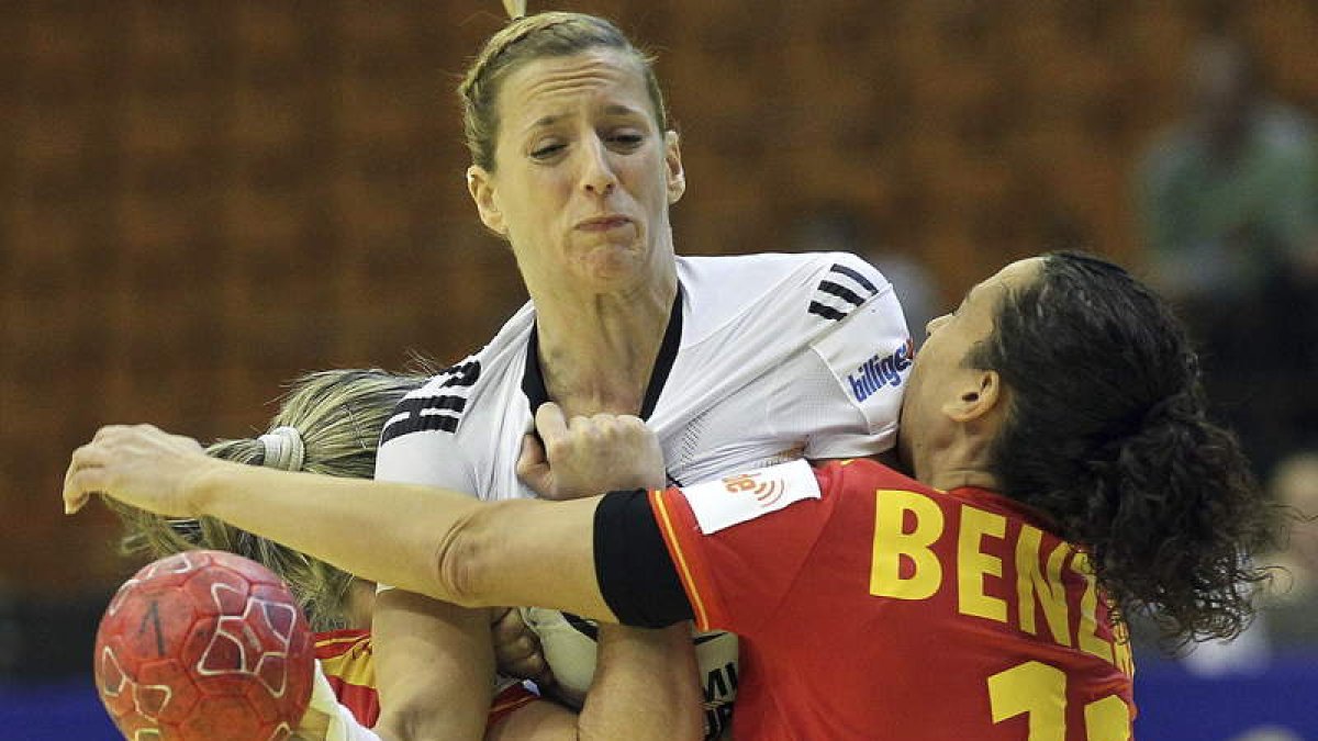 La ex jugadora del Cleba, Benzal, bloquea a una alemana.